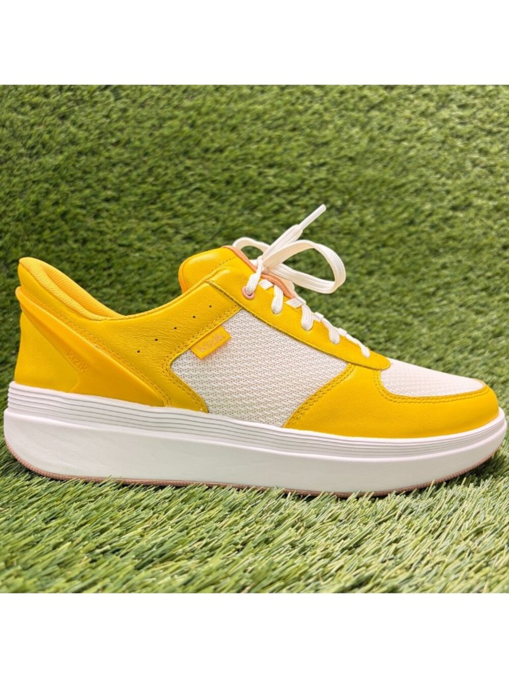 Kizik Brisbane Womens Size 9.5D White Yellow Athletic Running Shoes Sneakers